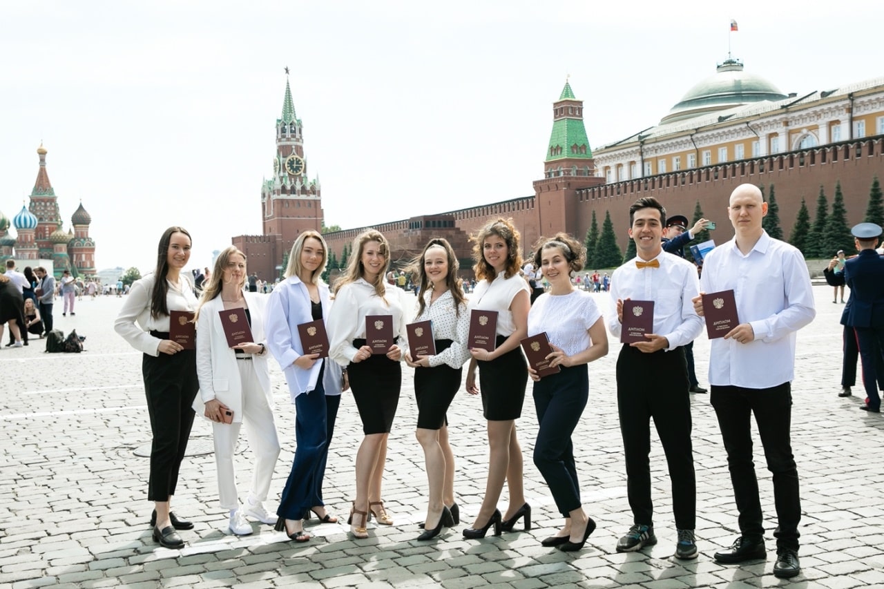 Группа студентов из москвы. Студенты Москвы. Фото московских студентов. Студенты в Москве на площади. Москва студентка на фоне музея.